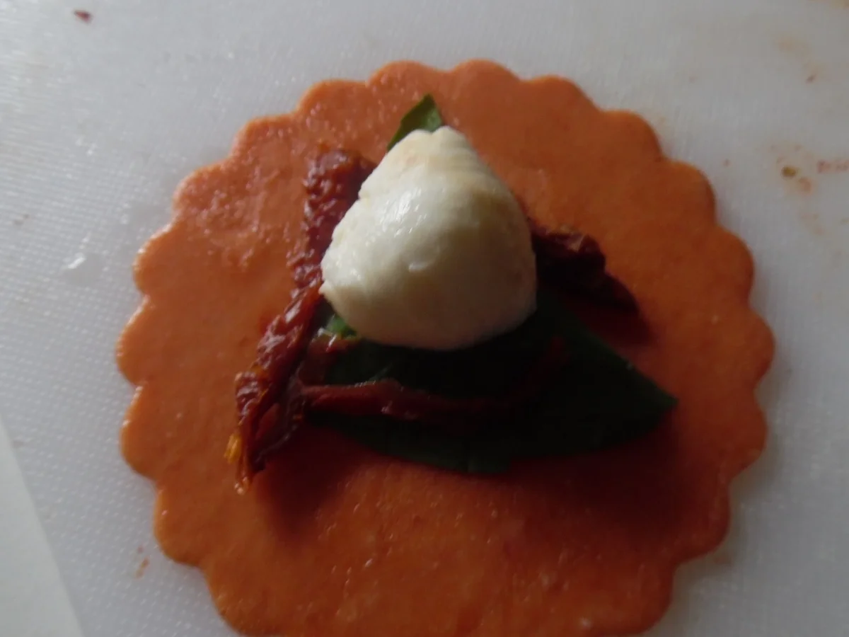 Jumbo-Ravioli "Caprese" mit Parmesan-Schaum und Serano-Chips - Rezept - Bild Nr. 2503