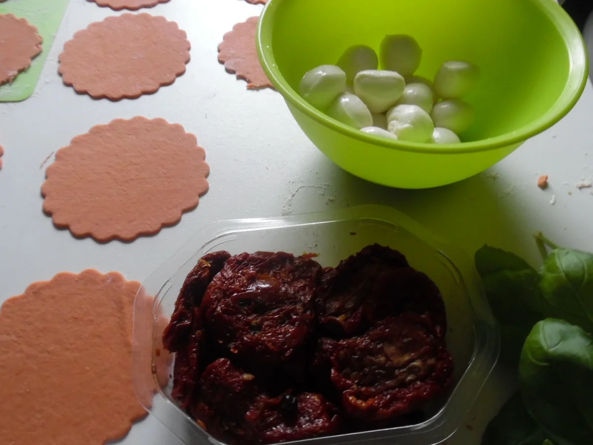 Jumbo-Ravioli "Caprese" mit Parmesan-Schaum und Serano-Chips - Rezept - Bild Nr. 2504