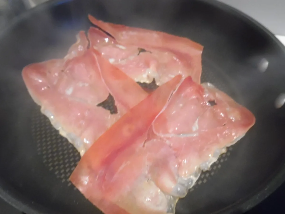 Jumbo-Ravioli "Caprese" mit Parmesan-Schaum und Serano-Chips - Rezept - Bild Nr. 2511