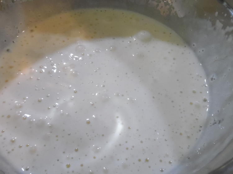 Frischkäse-Kuchen mit Schoko-Tropfen und Keks-Boden - Rezept - kochbar.de