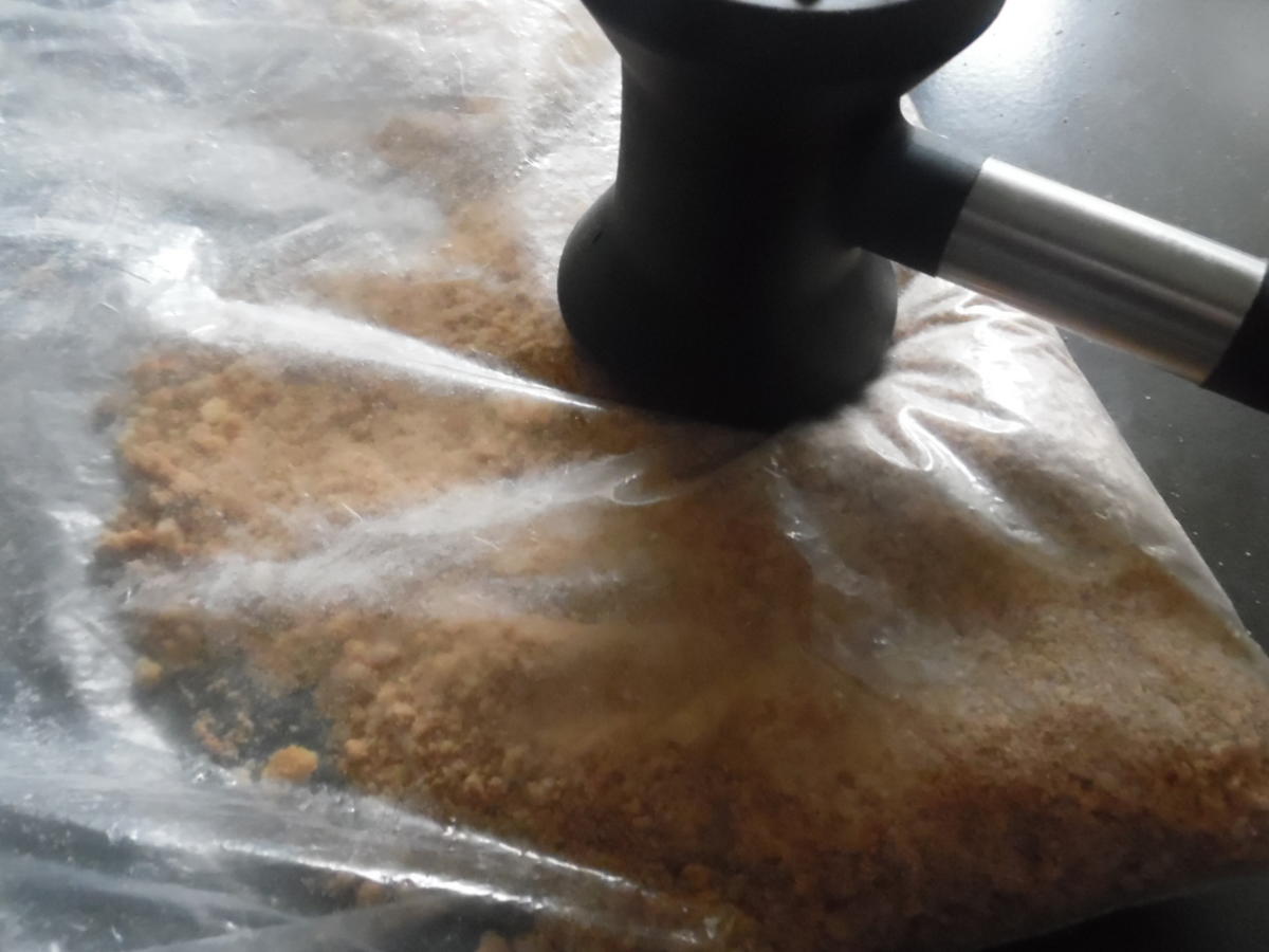 Frischkäse-Kuchen mit Schoko-Tropfen und Keks-Boden - Rezept - kochbar.de
