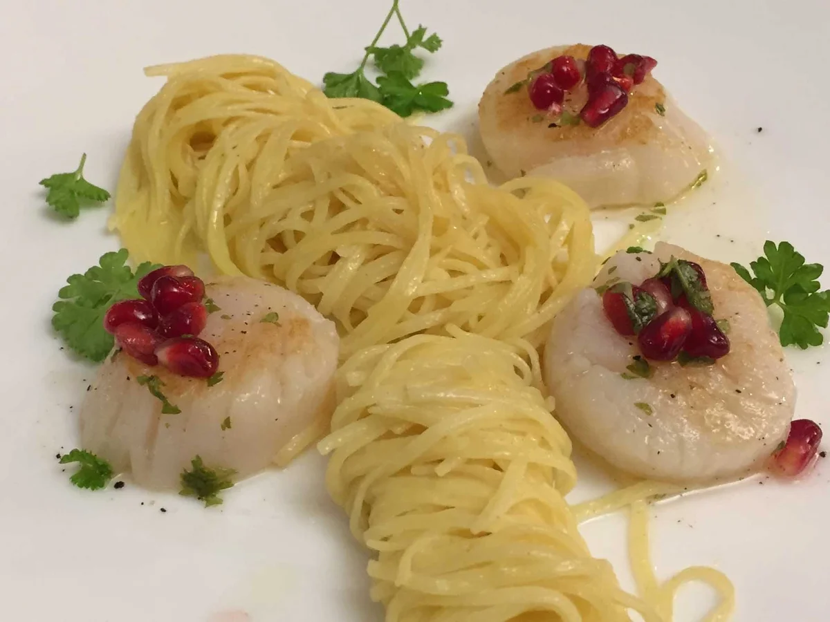 Gebratene Jakobsmuscheln im Nudelnest - Rezept - Bild Nr. 2507