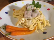Eingemachtes Kalbsfleisch mit Spätzle, karamellisierten Babykarotten und Zuckerschoten - Rezept - Bild Nr. 2
