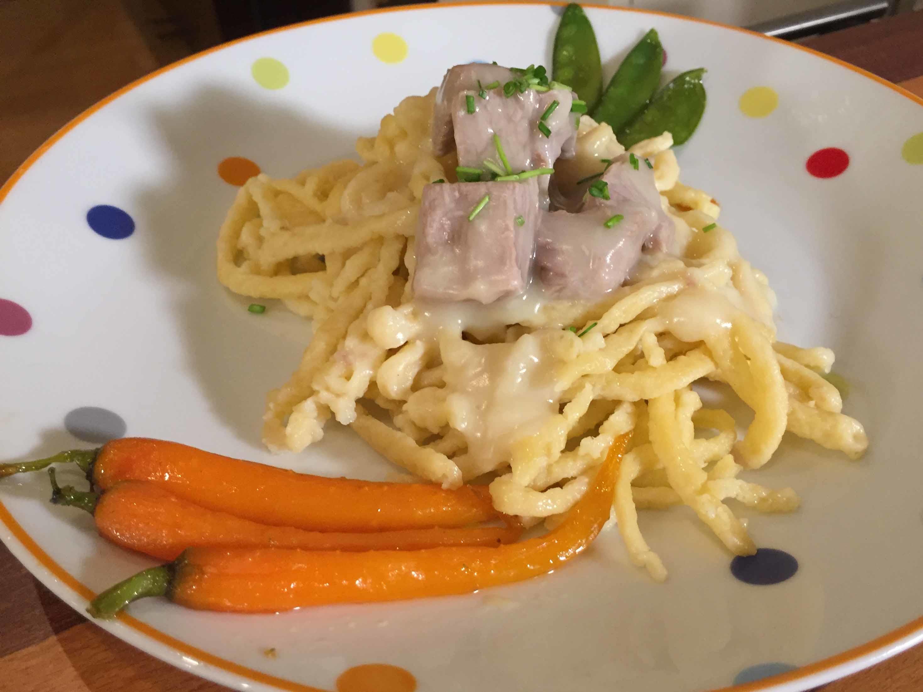 Bilder für Eingemachtes Kalbsfleisch mit Spätzle, karamellisierten Babykarotten und Zuckerschoten - Rezept