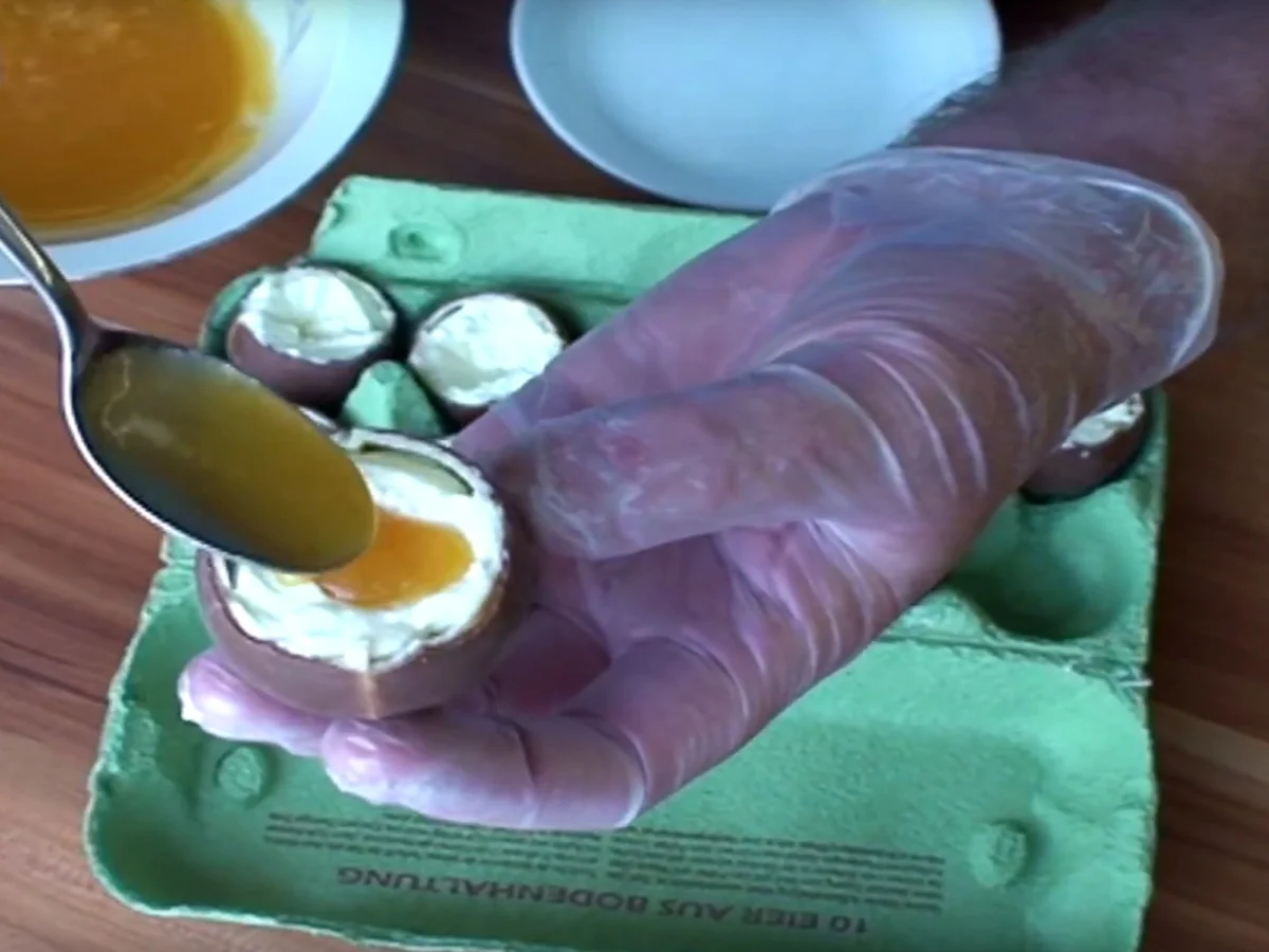 Rezept: Osterdessert / gefüllte Überraschungseier Bild Nr. 7 Osterdessert / gefüllte Überraschungseier - Rezept - Bild Nr. 7