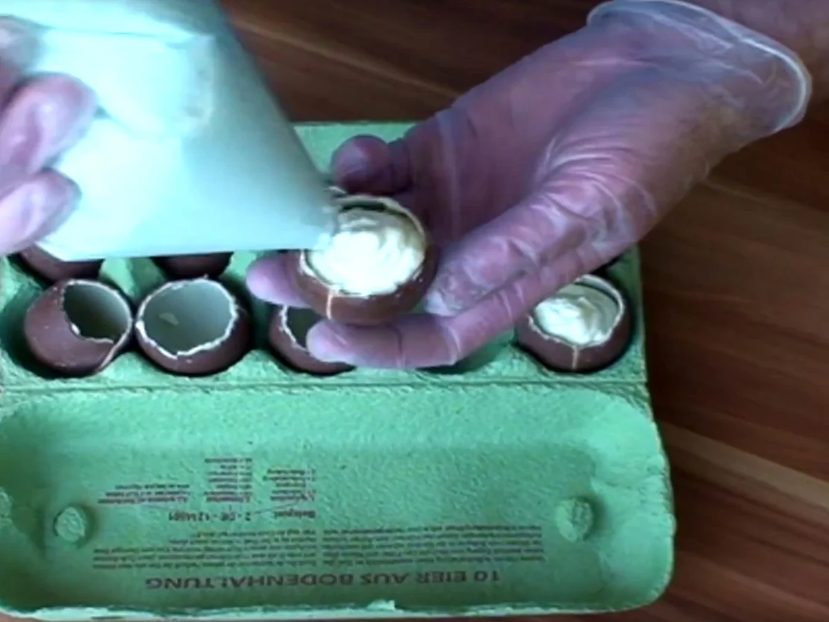 Rezept: Osterdessert / gefüllte Überraschungseier Bild Nr. 8 Osterdessert / gefüllte Überraschungseier - Rezept - Bild Nr. 8