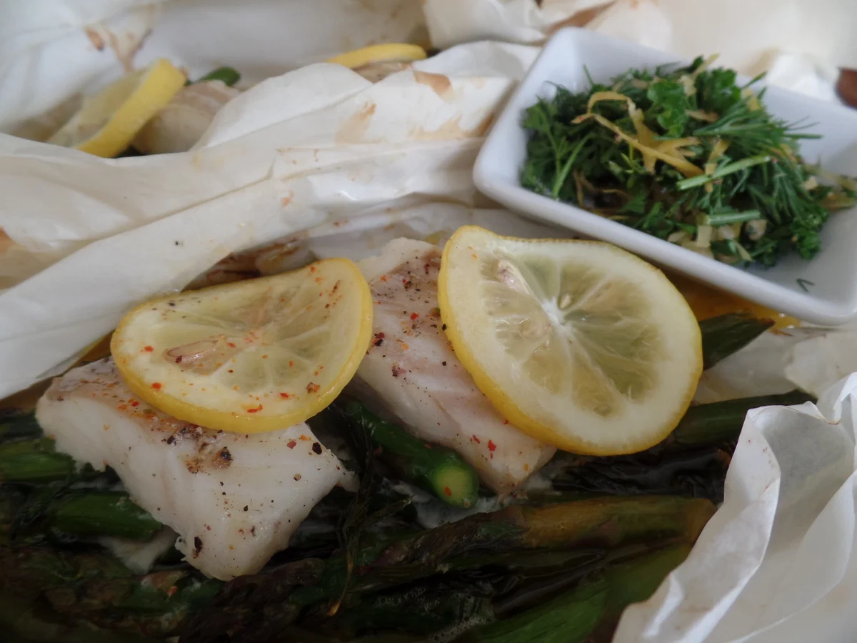 Spargel-Kabeljau-Päckchen mit Dill-Petersilien -Cremolata - Rezept - Bild Nr. 2529