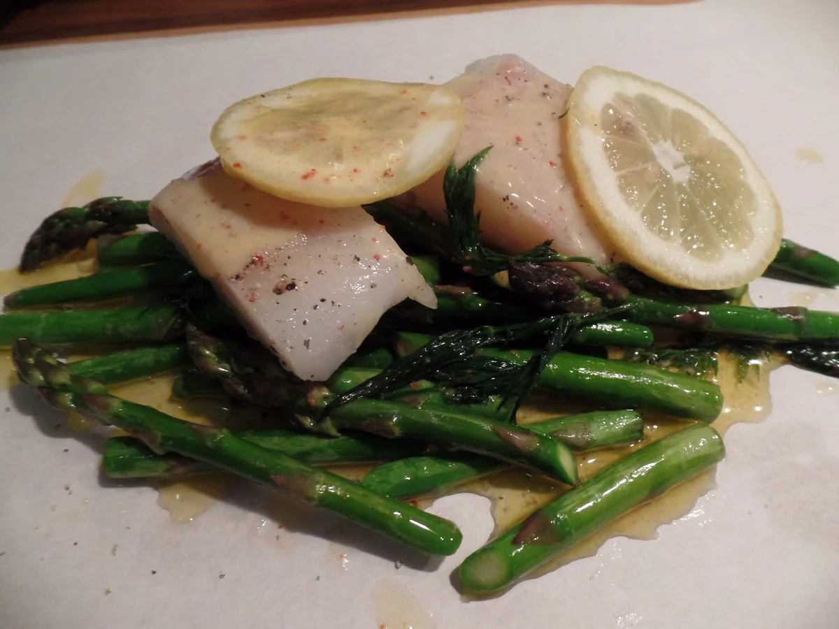 Spargel-Kabeljau-Päckchen mit Dill-Petersilien -Cremolata - Rezept - Bild Nr. 2534