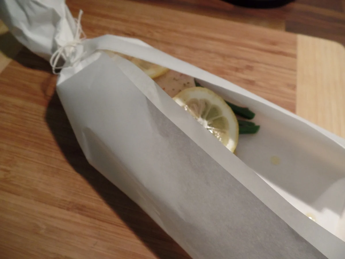 Spargel-Kabeljau-Päckchen mit Dill-Petersilien -Cremolata - Rezept - Bild Nr. 2535