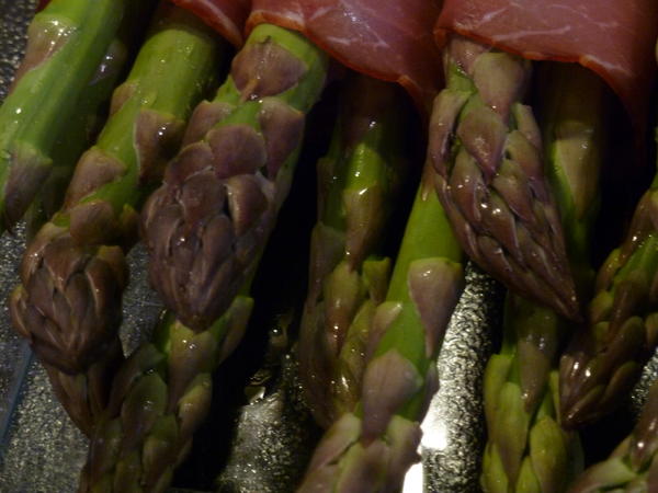 Spargelröllchen im Schinkenmantel - Rezept - kochbar.de