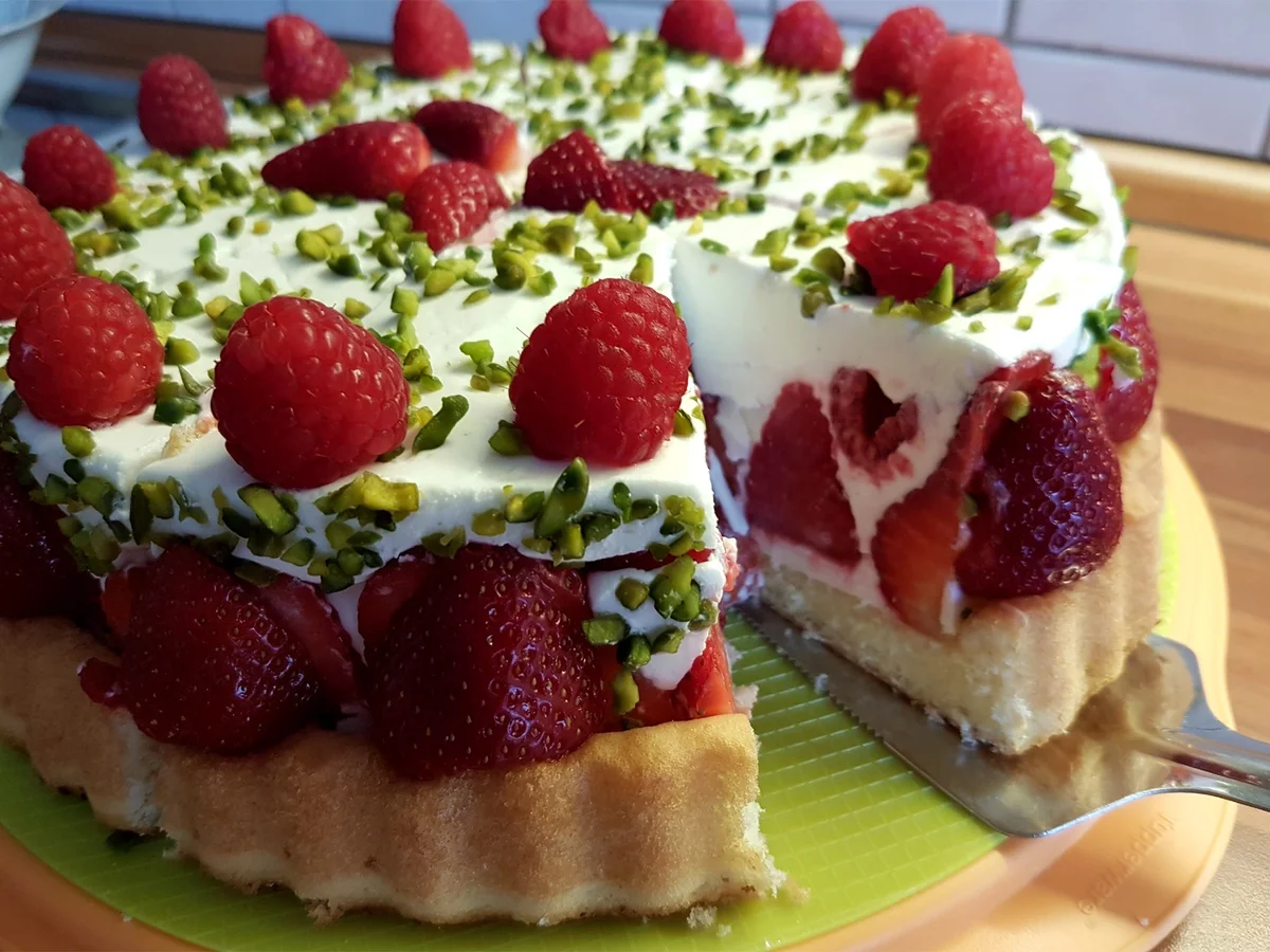Rezept: Erdbeer-Himbeere-Quark-Cremefine Torte mit Pistazien Bild Nr. 2565 Erdbeer-Himbeere-Quark-Cremefine Torte mit Pistazien - Rezept - Bild Nr. 2565