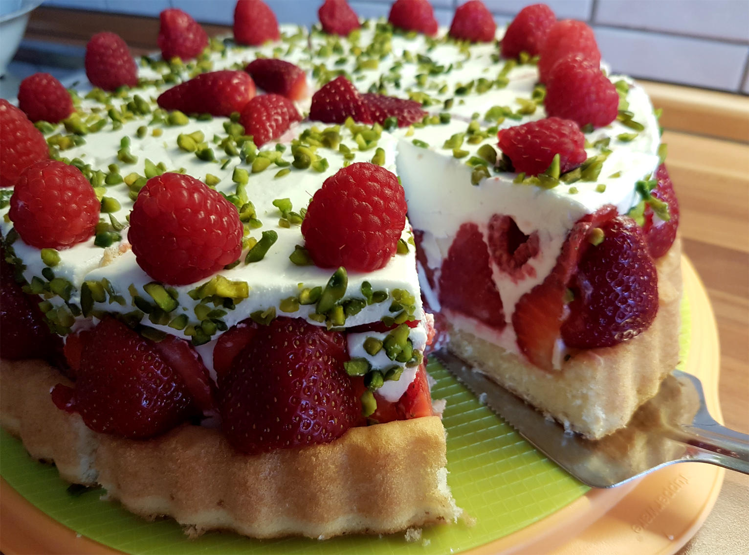 Bilder für Erdbeer-Himbeere-Quark-Cremefine Torte mit Pistazien - Rezept