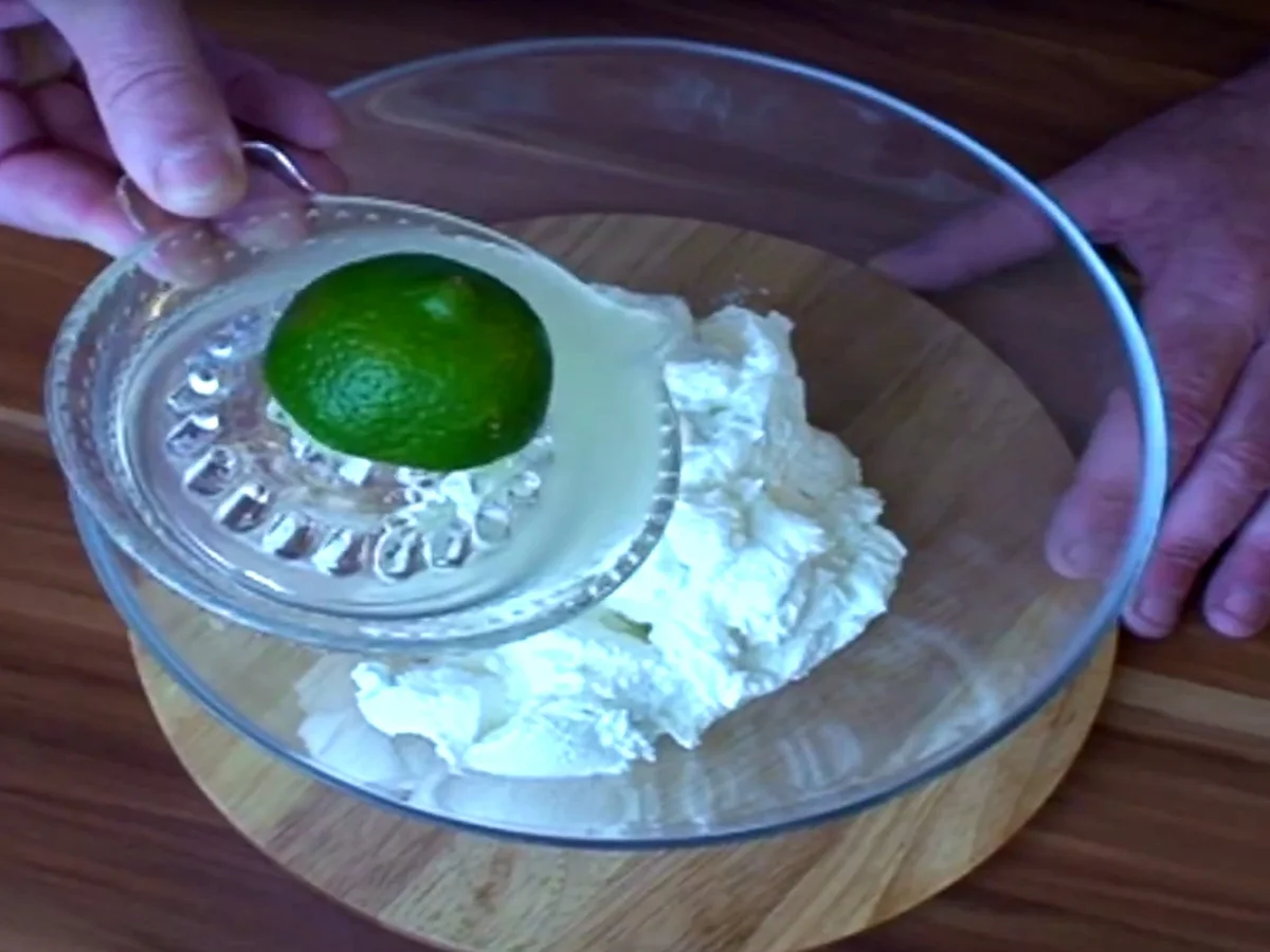 Rezept: Erdbeer-Himbeere-Quark-Cremefine Torte mit Pistazien Bild Nr. 2566 Erdbeer-Himbeere-Quark-Cremefine Torte mit Pistazien - Rezept - Bild Nr. 2566