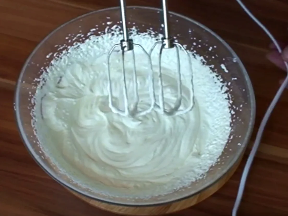 Rezept: Erdbeer-Himbeere-Quark-Cremefine Torte mit Pistazien Bild Nr. 2568 Erdbeer-Himbeere-Quark-Cremefine Torte mit Pistazien - Rezept - Bild Nr. 2568