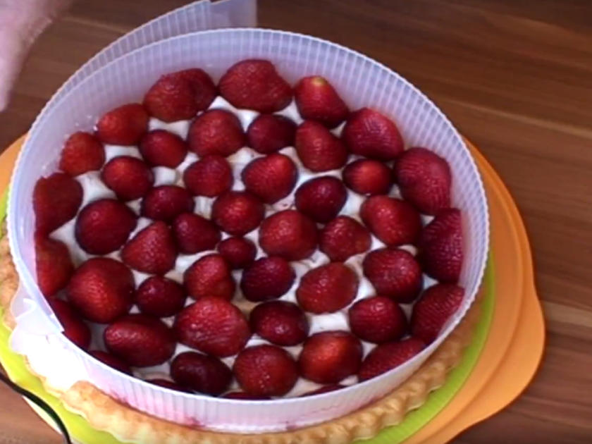 Erdbeer-Himbeere-Quark-Cremefine Torte mit Pistazien - Rezept - kochbar.de