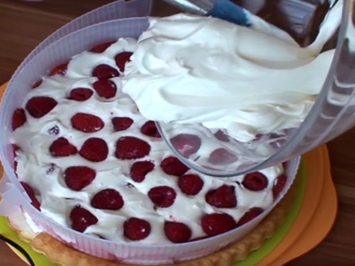 Rezept: Erdbeer-Himbeere-Quark-Cremefine Torte mit Pistazien Bild Nr. 2571 Erdbeer-Himbeere-Quark-Cremefine Torte mit Pistazien - Rezept - Bild Nr. 2571