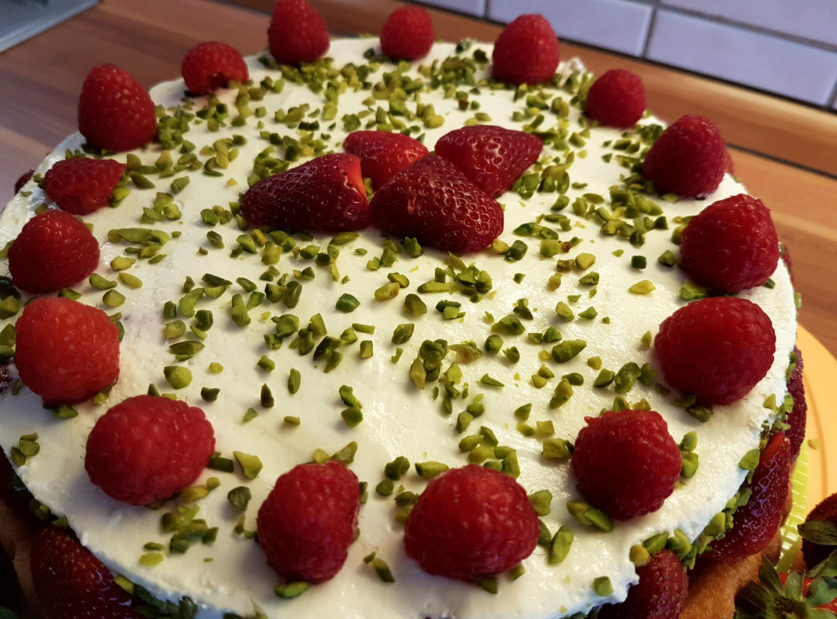 Erdbeer-Himbeere-Quark-Cremefine  Torte mit Pistazien - Rezept - Bild Nr. 2573
