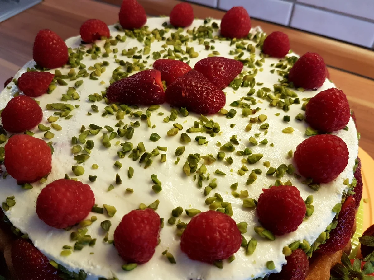 Rezept: Erdbeer-Himbeere-Quark-Cremefine Torte mit Pistazien Bild Nr. 2573 Erdbeer-Himbeere-Quark-Cremefine Torte mit Pistazien - Rezept - Bild Nr. 2573