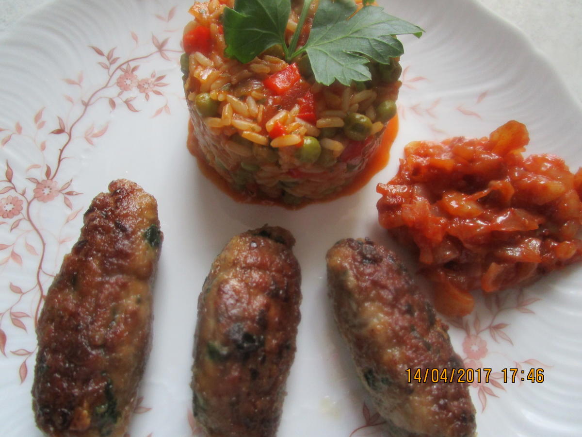 Cevapcici mit Djuvec-Reis und scharfen roten Zwiebeln - Rezept - Bild Nr. 2565