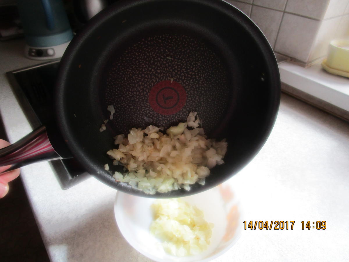 Cevapcici mit Djuvec-Reis und scharfen roten Zwiebeln - Rezept - Bild Nr. 2585