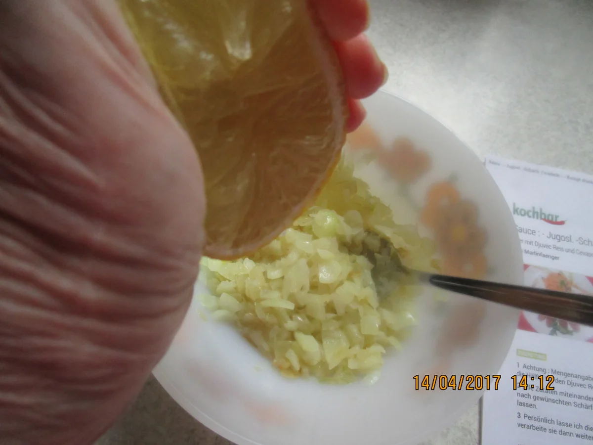 Cevapcici mit Djuvec-Reis und scharfen roten Zwiebeln - Rezept - Bild Nr. 2586