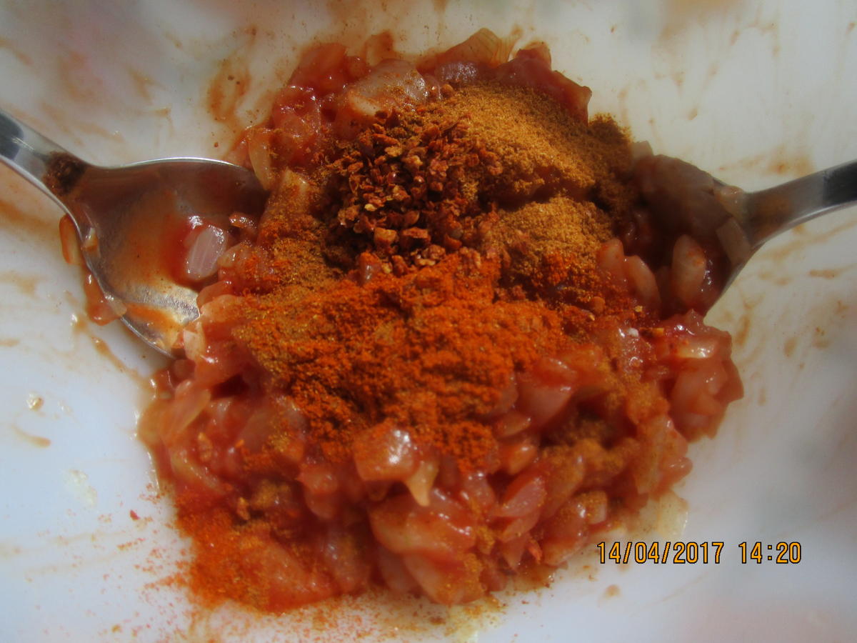 Cevapcici mit Djuvec-Reis und scharfen roten Zwiebeln - Rezept - Bild Nr. 2591
