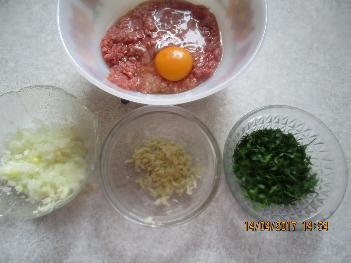 Cevapcici mit Djuvec-Reis und scharfen roten Zwiebeln - Rezept - Bild Nr. 2594