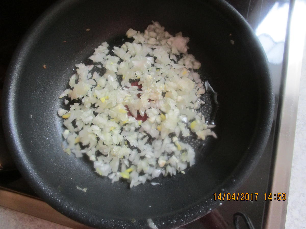 Cevapcici mit Djuvec-Reis und scharfen roten Zwiebeln - Rezept - Bild Nr. 2595