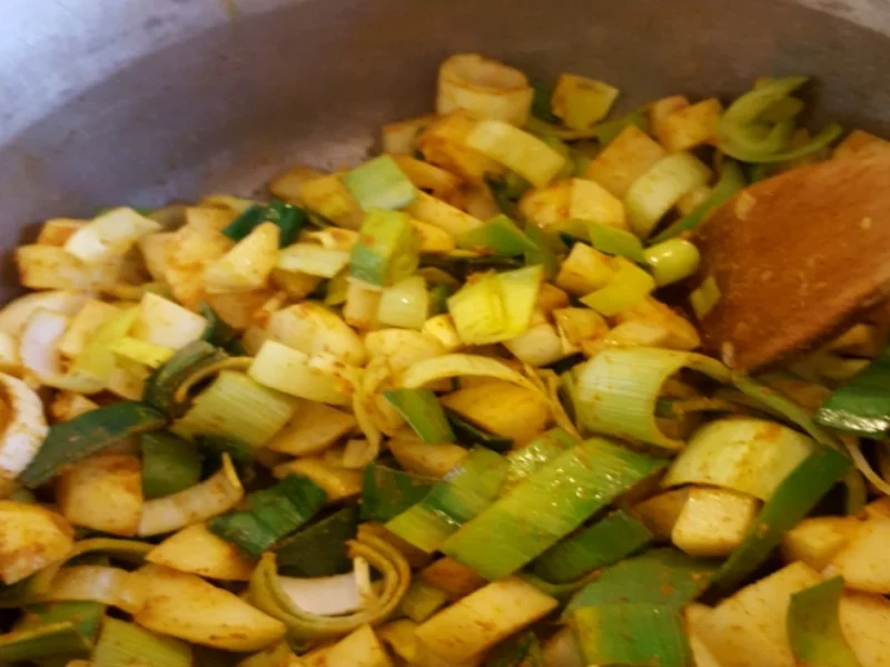 Rezept: Curry-Kartoffel-Mais-Hähnchenbrustfilet-Suppe Bild Nr. 2642 Curry-Kartoffel-Mais-Hähnchenbrustfilet-Suppe - Rezept - Bild Nr. 2642