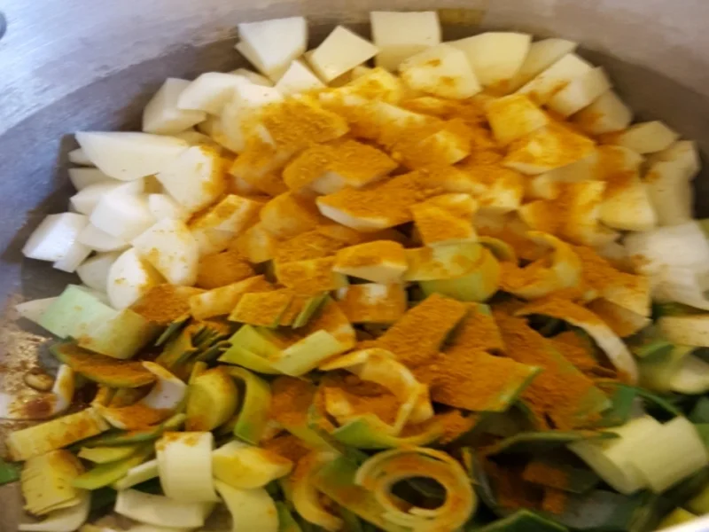 Rezept: Curry-Kartoffel-Mais-Hähnchenbrustfilet-Suppe Bild Nr. 2643 Curry-Kartoffel-Mais-Hähnchenbrustfilet-Suppe - Rezept - Bild Nr. 2643