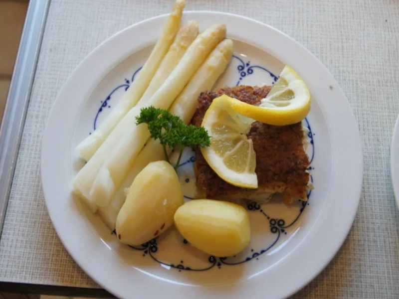 Rezept: Schlemmerfilet mit Spargel und neuen Kartoffeln Bild Nr. 2 Schlemmerfilet mit Spargel und neuen Kartoffeln - Rezept - Bild Nr. 2