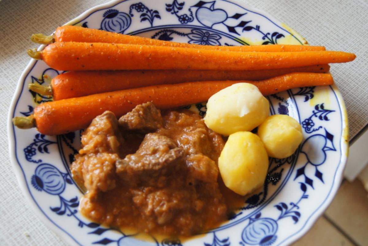 Gulasch halb und halb mit Curry-Honig-Möhren und neuen Kartoffeln - Rezept - Bild Nr. 2