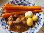 Gulasch halb und halb mit Curry-Honig-Möhren und neuen Kartoffeln - Rezept - Bild Nr. 2
