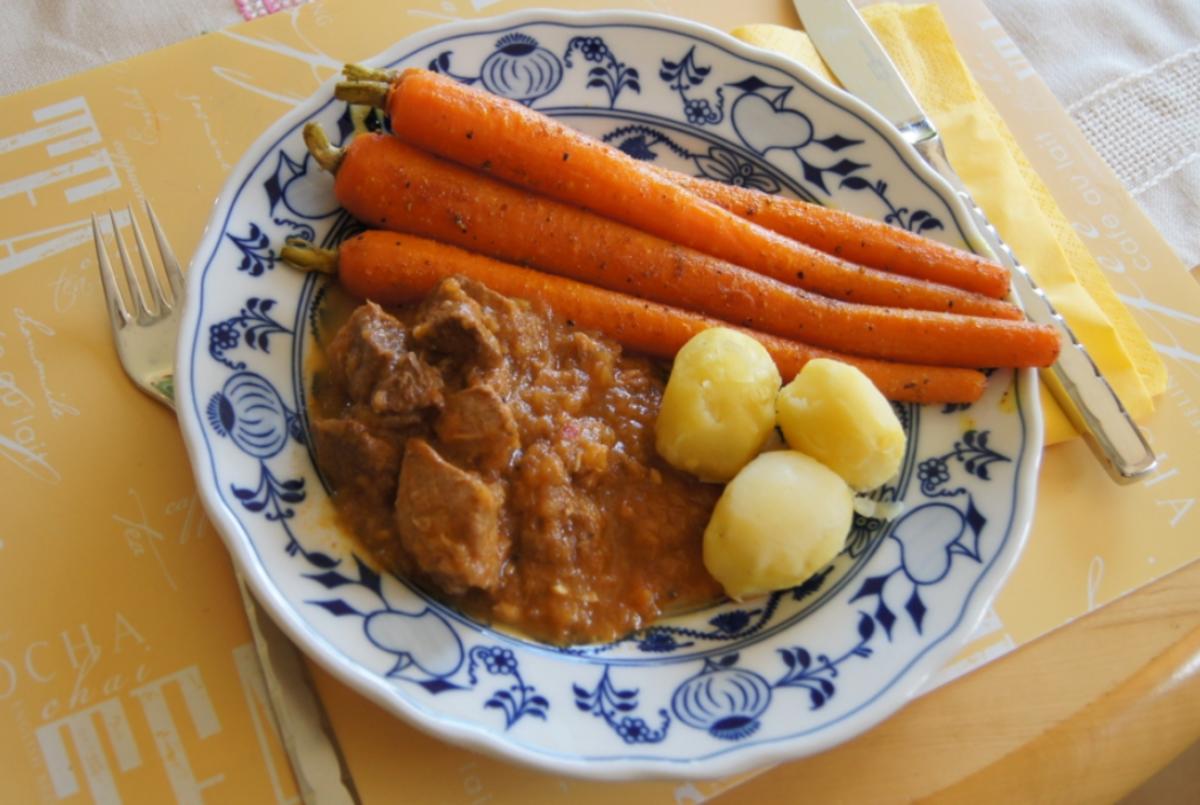 Gulasch halb und halb mit Curry-Honig-Möhren und neuen Kartoffeln - Rezept - Bild Nr. 3