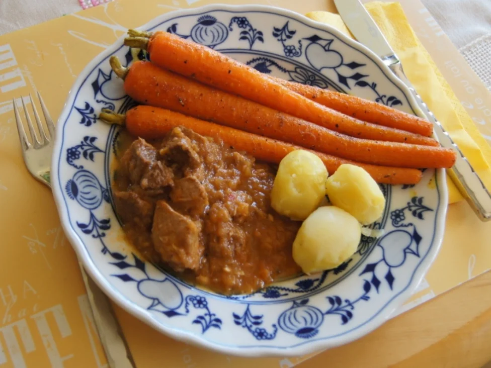 Rezept: Gulasch halb und halb mit Curry-Honig-Möhren und neuen Kartoffeln Bild Nr. 3 Gulasch halb und halb mit Curry-Honig-Möhren und neuen Kartoffeln - Rezept - Bild Nr. 3