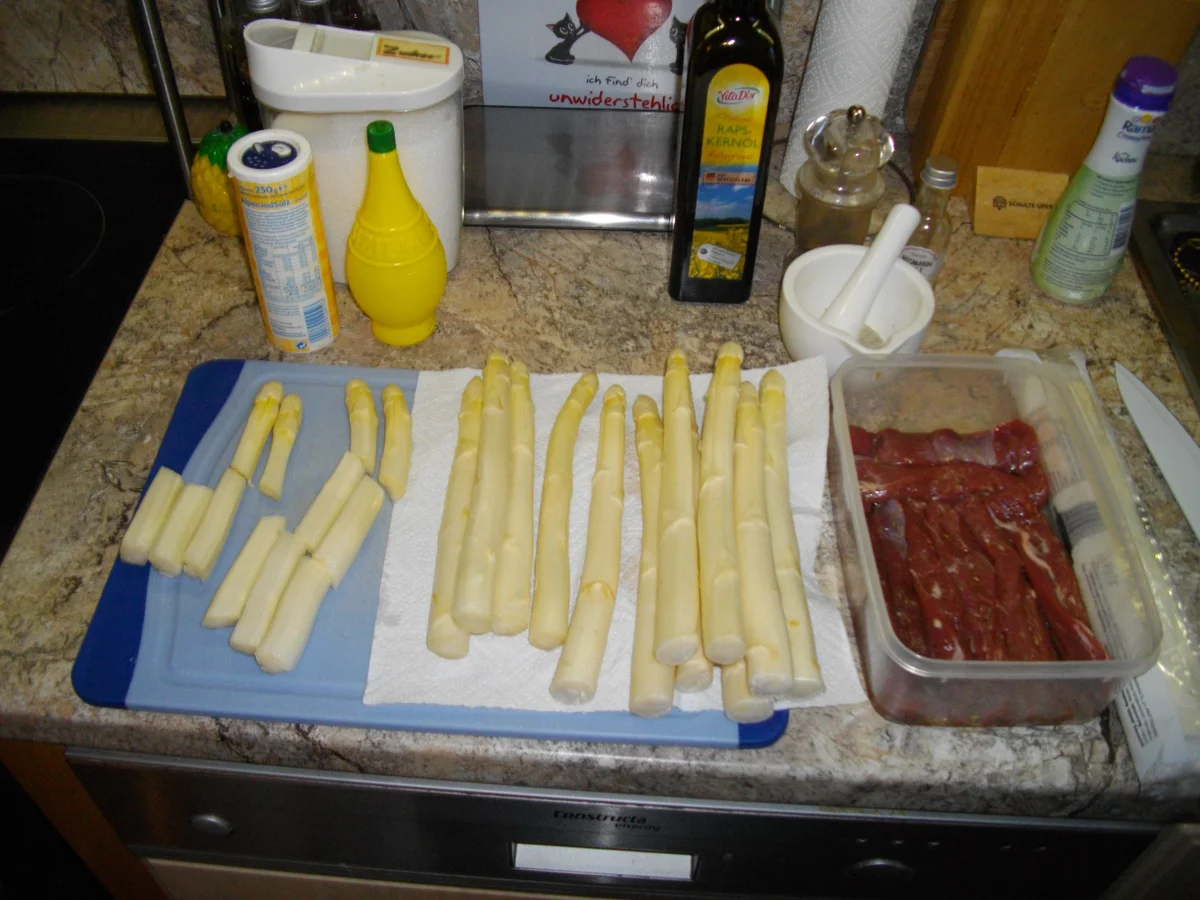 Rezept: Lammfilet im Blätterteig auf gebratenen Sprargel mit einer leichten Kräutersoße Bild Nr. 2655 Lammfilet im Blätterteig auf gebratenen Sprargel mit einer leichten Kräutersoße - Rezept - Bild Nr. 2655