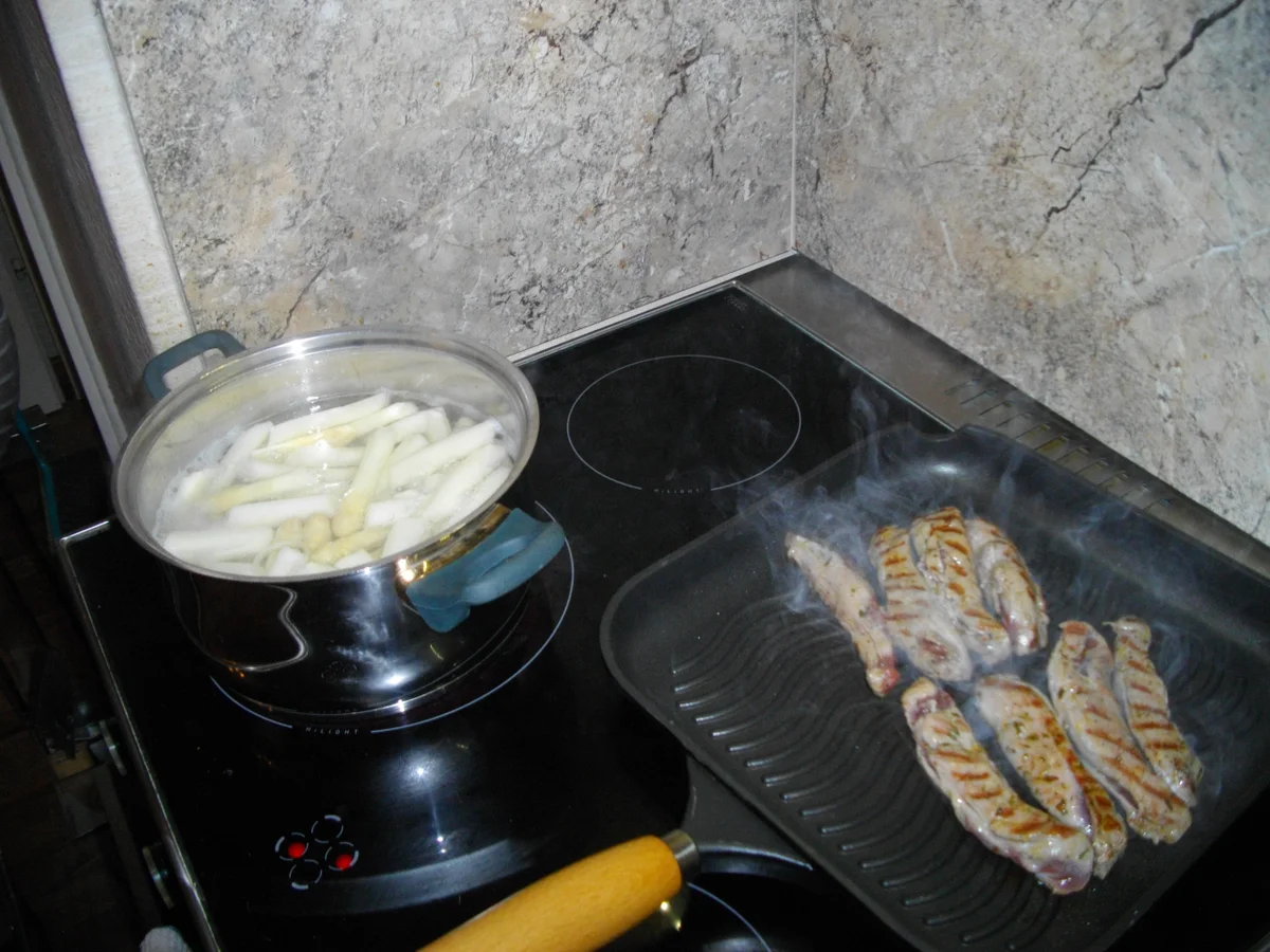 Rezept: Lammfilet im Blätterteig auf gebratenen Sprargel mit einer leichten Kräutersoße Bild Nr. 2656 Lammfilet im Blätterteig auf gebratenen Sprargel mit einer leichten Kräutersoße - Rezept - Bild Nr. 2656