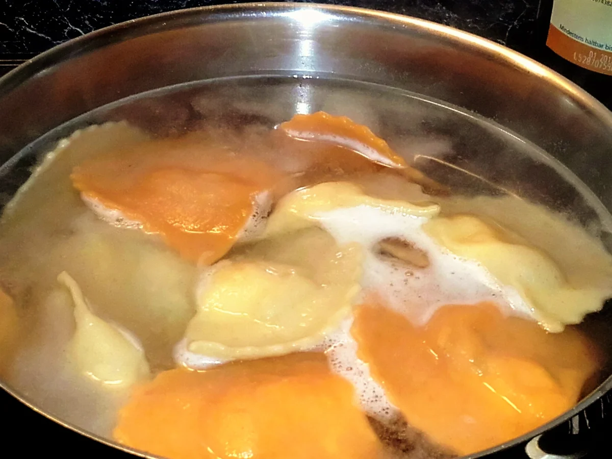 Selbstgemachte Ravioli mit Flusskrebs- Füllung - Rezept - Bild Nr. 2670