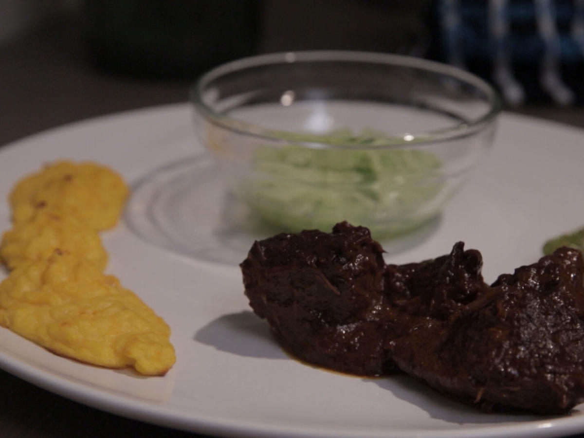 Schokoladen-Gulasch an Herzoginnen-Kartoffeln und Gurkensalat - Rezept - Bild Nr. 2