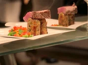Rinderfilet mit Oliven-Semmelknödel auf Weißweinsauce und Paprika-Zuckerschoten-Gemüse - Rezept - Bild Nr. 2
