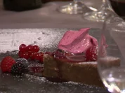 Rotwein-Schokonuss-Kuchen auf Blaubeerspiegel mit Beerenschaum - Rezept - Bild Nr. 2