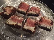 Rote Bete Brownies mit weißem Schokoladeguß - Rezept - Bild Nr. 2