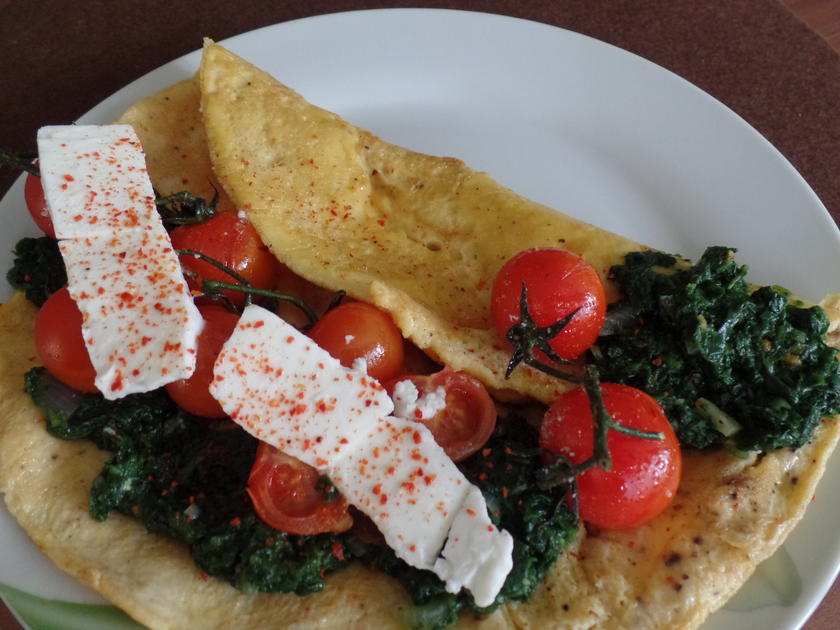 Spinat-Omelett mit Feta und Strauchtomaten - Rezept - kochbar.de