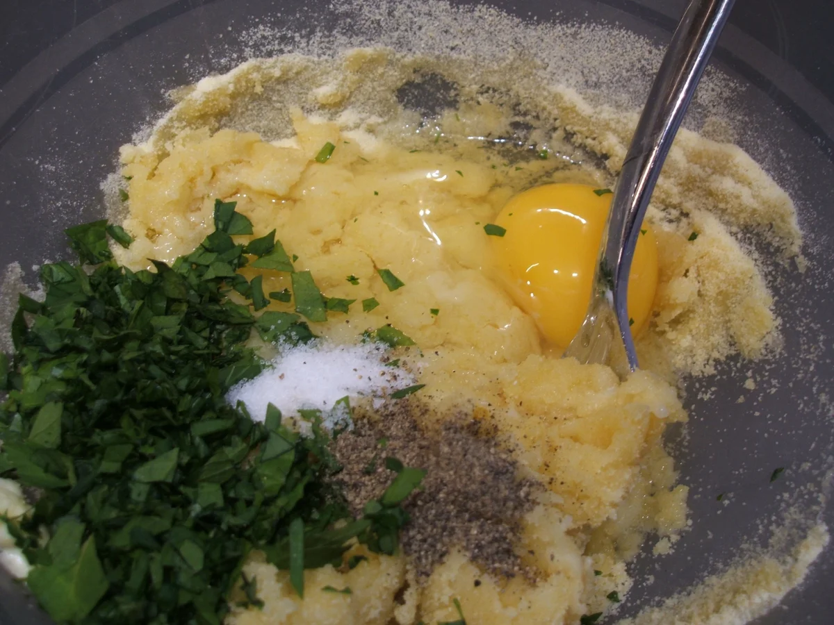 Suppeneinlage: Brie-Kräuter-Nocken - Rezept - Bild Nr. 2663