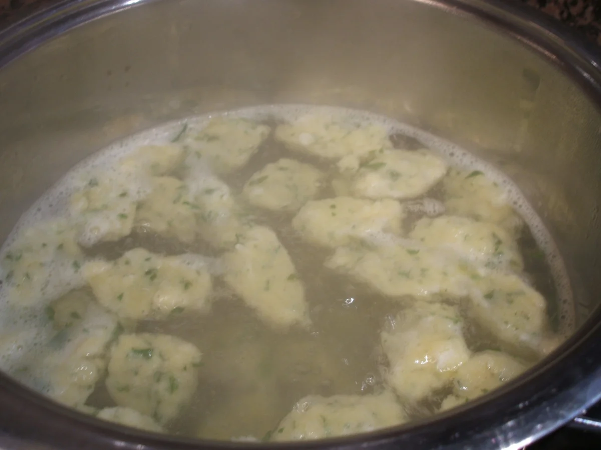 Suppeneinlage: Brie-Kräuter-Nocken - Rezept - Bild Nr. 2665