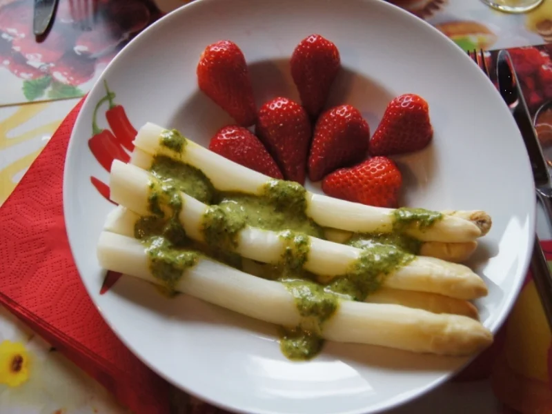 Spargel mit Erdbeeren und Petersilie-Vinaigrette - Rezept - Bild Nr. 2660