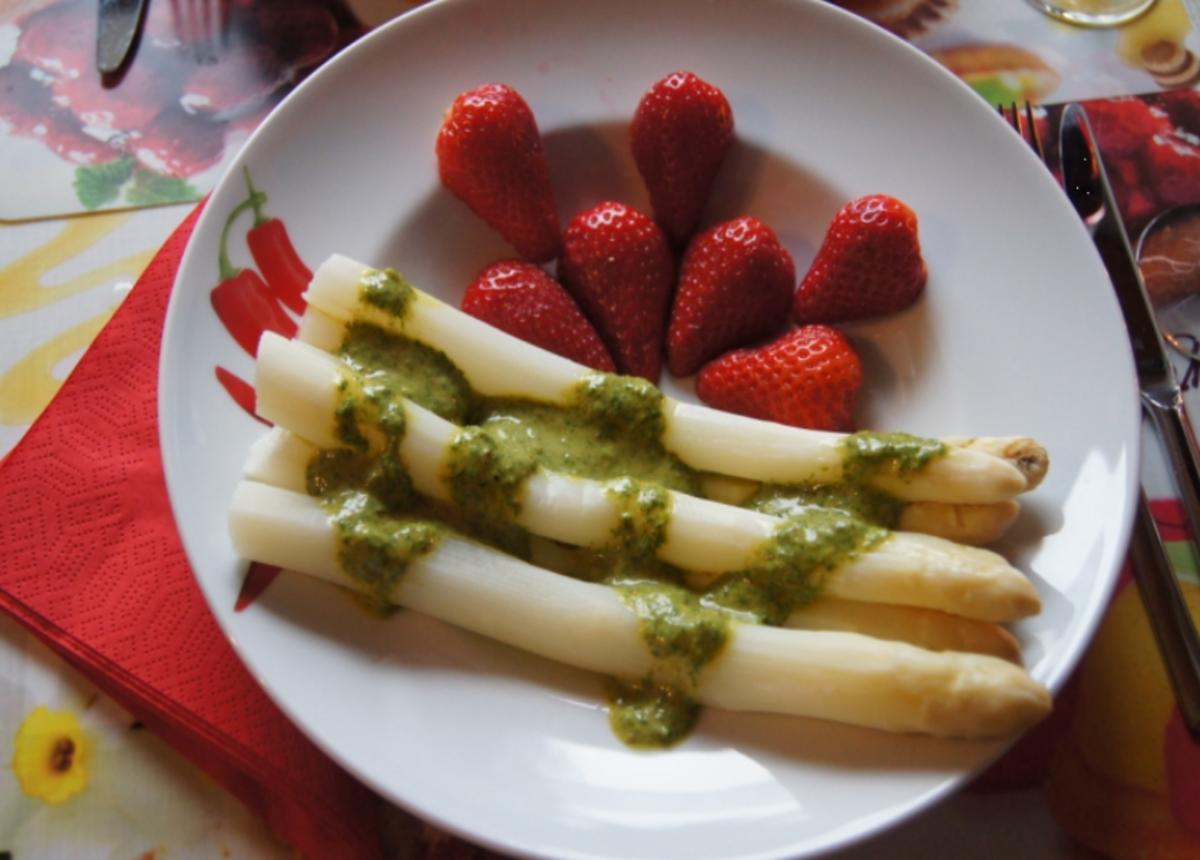 Bilder für Spargel mit Erdbeeren und Petersilie-Vinaigrette - Rezept