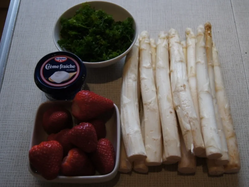 Spargel mit Erdbeeren und Petersilie-Vinaigrette - Rezept - Bild Nr. 2661