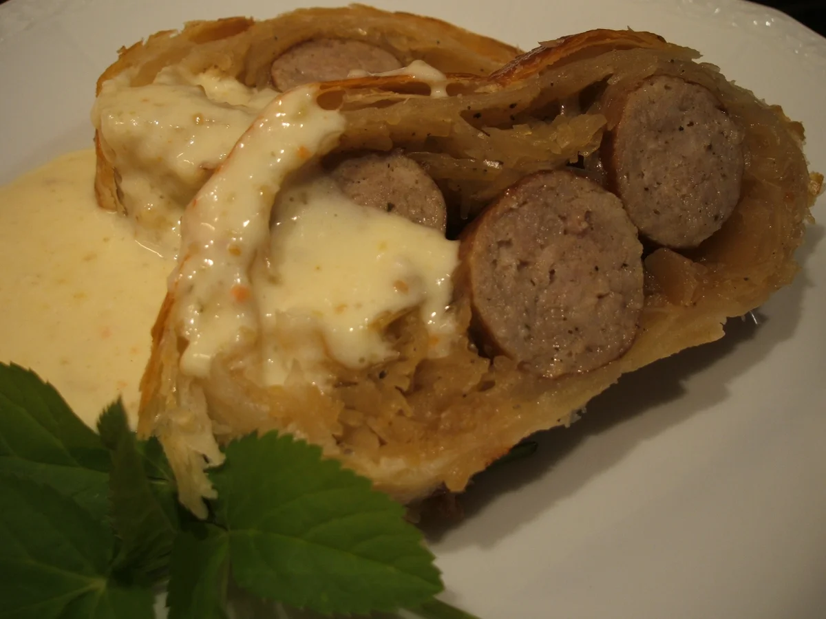 Pikantes Backen: Bratwurststrudel im Sahne-Meerrettich-Soße - Rezept - Bild Nr. 2675