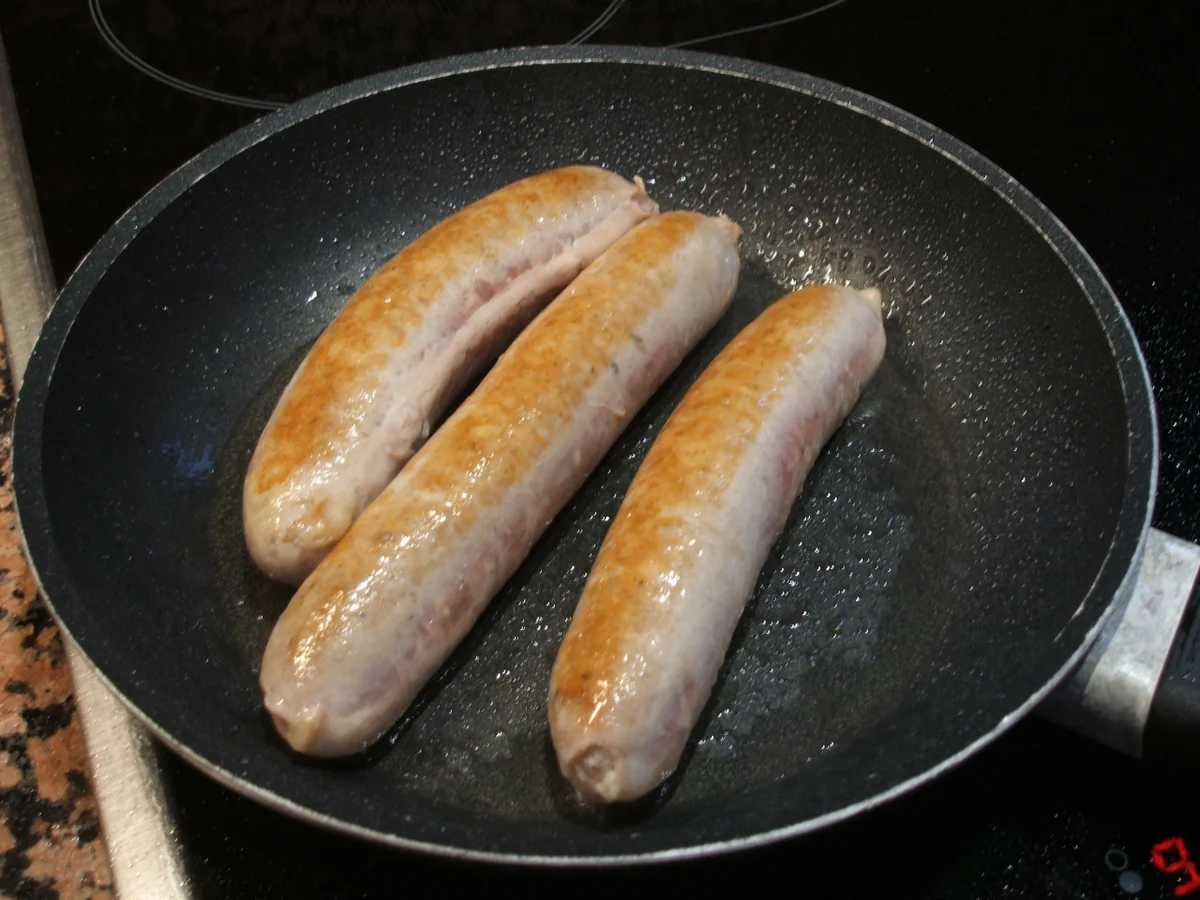 Pikantes Backen: Bratwurststrudel im Sahne-Meerrettich-Soße - Rezept - Bild Nr. 2676